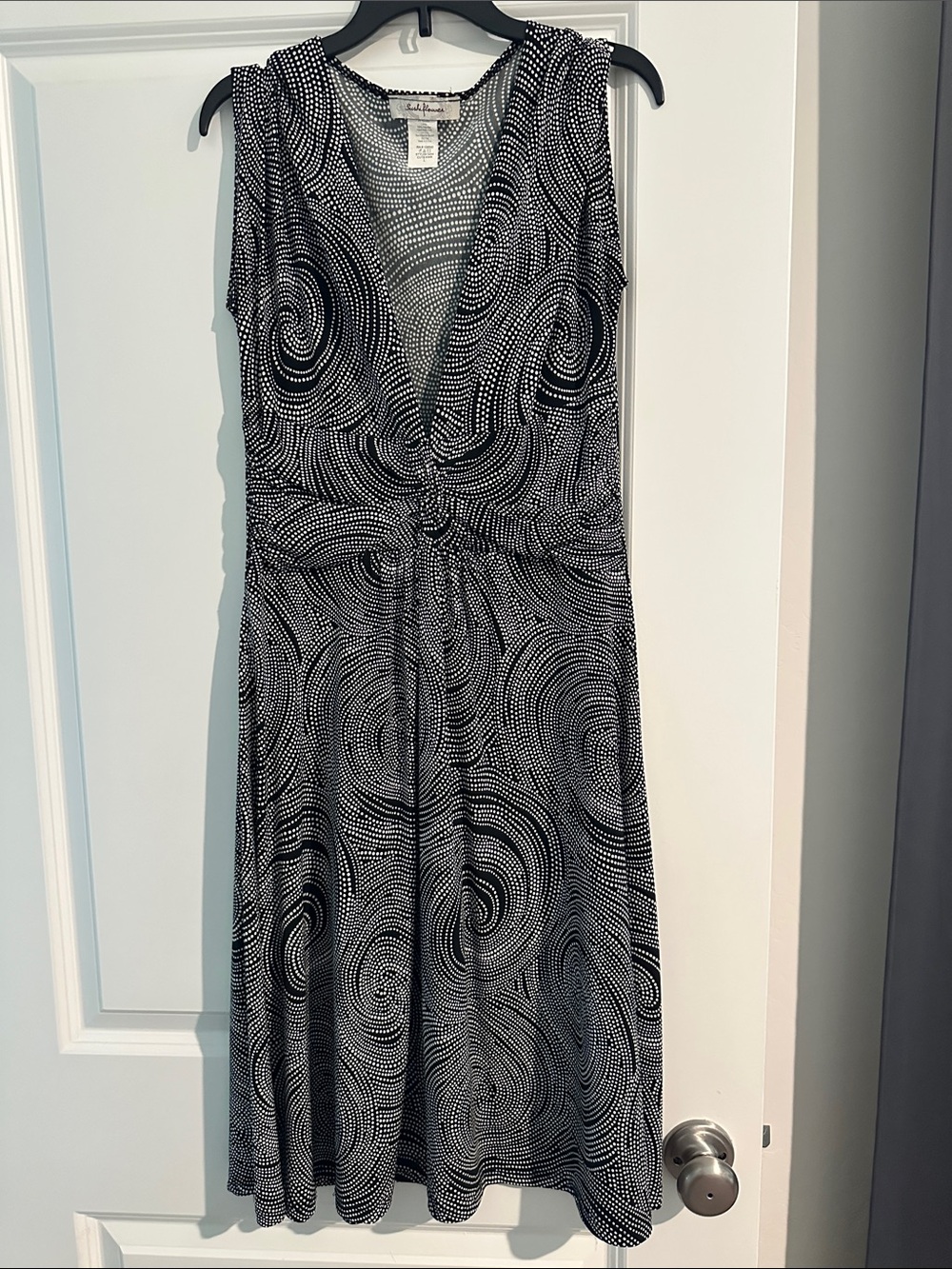 Sleeveless V-Neck Swirl Print Dress — Black & White